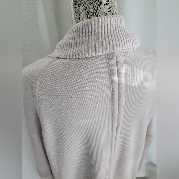 Lululemon Transformation Wrap Size 8 - Picture 8 of 14